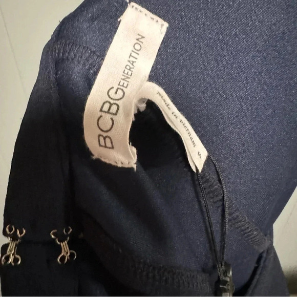 BCBGeneration Flutter Sleeve Keyhole Neckline Navy Dress Size Small NEVER WORN - Picture 5 of 9